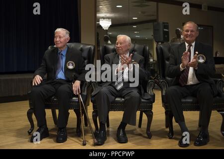 (Da sinistra) ritiratosi U.S. Air Force Brig. Gen. Giuseppe D. allegria, pensionato Col. Robert W. "" Rob Roy e il Sig. William N. Barker clap dopo i loro ritratti sono svelato durante l'Air Force Space e del Missile pionieri Hall of Fame cerimonia di induzione a Peterson Air Force Base in Colorado, Agosto 28, 2018. Foto Stock