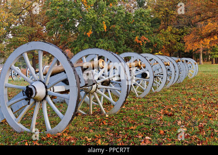 Autunno del sole del mattino risplende sulla guerra rivoluzionaria cannoni a Valley Forge National Historical Park, Pennsylvania, USA. Foto Stock