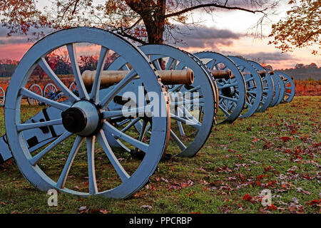 Sunrise sulla guerra rivoluzionaria cannoni a Valley Forge National Historical Park, Pennsylvania, STATI UNITI D'AMERICA Foto Stock