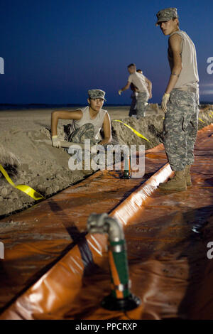 La Guardia Nazionale di montaggio del braccio di contenimento per proteggere Grand Isle State Park Beach da fuoriuscite di olio, Grand Isle, Louisiana, Stati Uniti d'America Foto Stock