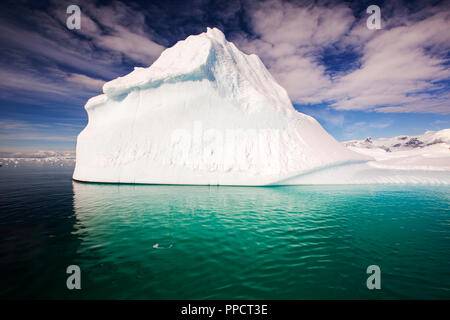 Un iceberg in stretto di Gerlache separando la Palmer Arcipelago tra la Penisola Antartica off Anvers Island. La penisola antartica è uno dei più veloci tra le zone di riscaldamento del pianeta. Foto Stock