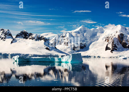 Il stretto di Gerlache separando la Palmer Arcipelago tra la Penisola Antartica off Anvers Island. La penisola antartica è uno dei più veloci tra le zone di riscaldamento del pianeta. Foto Stock