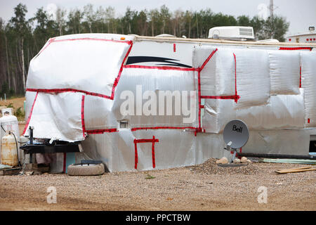 Isolati del RV e rimorchi in cui i lavoratori da tar sands industria vive a nord di Fort McMurray, Alberta Canada. Il settore impiega migliaia di ben pagati i lavoratori e per la sistemazione è presso un prmium con alloggiamento essendo estremamente costoso, così tante persone scelgono di vivere nei parchi del rimorchio. Foto Stock