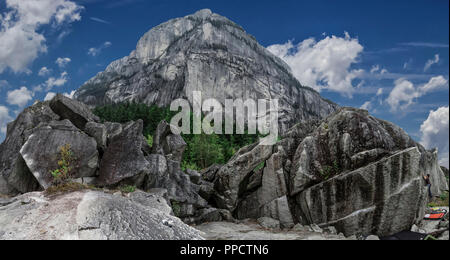 Vista panoramica del Capo Stawamus formazione di roccia con il rocciatore sul lato, Squamish, British Columbia, Canada Foto Stock