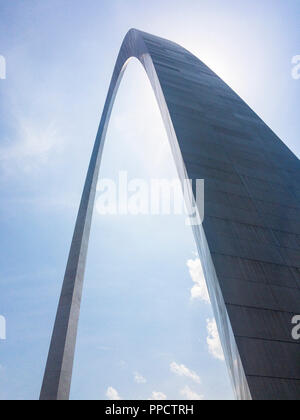 Basso angolo di vista Gateway Arch contro sky, St Louis, Missouri, Stati Uniti d'America Foto Stock