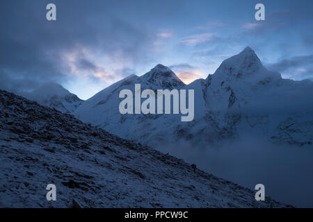 Il famoso Mt Everest tra altri due giganti, Changtse sulla sinistra e sul Nuptse sulla destra al sunrise come visto dalla collina di Kala Patthar, Solu Khumbu, in Nepal Foto Stock