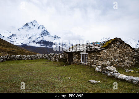 Maestoso scenario naturale con l'Ama Dablam torreggianti sopra baita di montagna vicino a valle Pheriche, Dingboche, Solu Khumbu, in Nepal Foto Stock