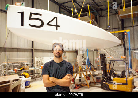 Preparazione del sollevatore 40 CLASSE 40 per lo skipper Yoann Richomme prima della Route du Rhum 2018 a Gepeto composito. Compositi Gepeto sfruttando la loro esperienza in composito boat building per high-tech racing yachts. Compositi Gepeto è basata a Lorient Keroman base sottomarina, Bretagna Francia Foto Stock