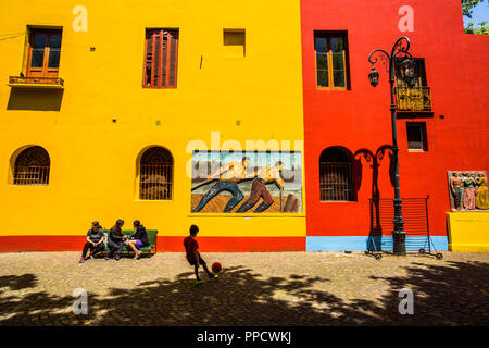 Case colorate in strada de La Boca distretto di Buenos Aires, Argentina Foto Stock