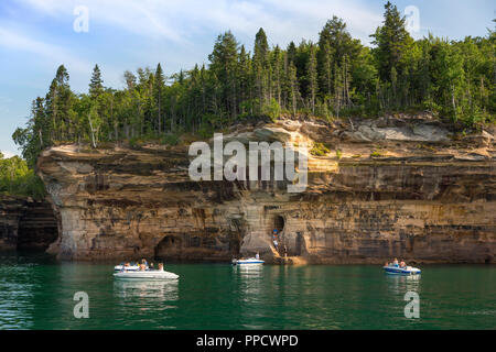 I turisti in barche a Pictured Rocks National Lakeshore, Lago Superior, Munising, Michigan, Stati Uniti d'America Foto Stock