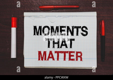 La grafia la scrittura di testo momenti che importa. Concetto significato positivo significativo felice memorabile tempi importanti scritti nero, rosso parole su blocco note Foto Stock