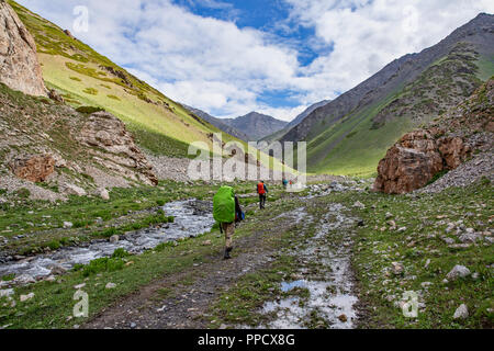 La altezze incredibili di Alay Trek nel sud-ovest del Kirghizistan che prende in 4 3000+ metro passa. Foto Stock