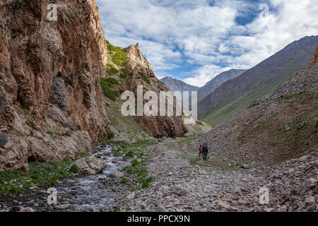 La altezze incredibili di Alay Trek nel sud-ovest del Kirghizistan che prende in 4 3000+ metro passa. Foto Stock