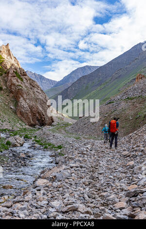 La altezze incredibili di Alay Trek nel sud-ovest del Kirghizistan che prende in 4 3000+ metro passa. Foto Stock