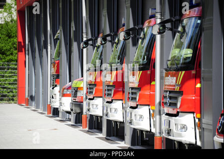 Cerimonia di apertura per la ricostruzione del Feuerwache 4 (stazione dei vigili del fuoco 4) di Feuerwehr Muenchen (Vigili del Fuoco di Monaco di Baviera) nel Hessstrasse 120 a Schwabing. Nella foto, i veicoli antincendio nel nuovo edificio. Foto Stock