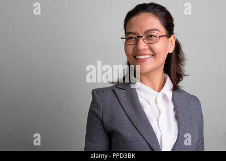 Ritratto di giovane bella asiatica imprenditrice indossando occhiali da vista Foto Stock