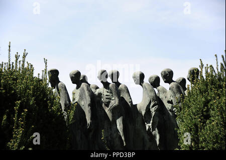 Xix Wuermtal morte marzo Memorial in onore di Zwi Katz e gli altri superstiti della morte di Dachau marzo, sul quale, nella primavera del 1945, la esaurito i prigionieri del campo di concentramento di Dachau furono condotti verso sud attraverso la valle di Wuerm. Nella foto, uno dei memoriali sulla rotta. Foto Stock