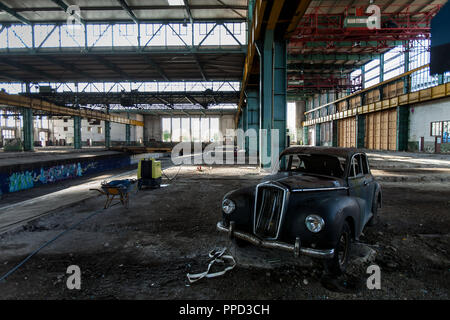 Grande sito di costruzione del nuovo 'Motorworld' protetto ex Bahn-Ausbesserungswerk (Reichsbahn riparazioni) a Freimann nei pressi di Monaco di Baviera. In primo piano un'auto d'epoca può essere visto. Foto Stock