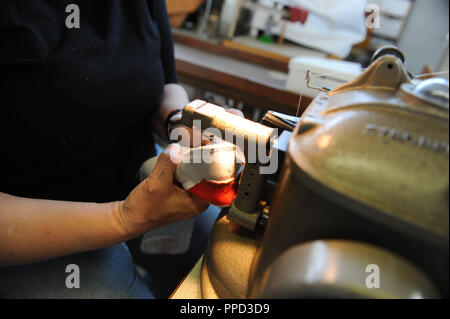 Produzione di "diamond Brand' scarpe casual del marchio Bruetting nella fabbrica di scarpe Adolf Werner in Schwarzenbach an der Saale. 50 collaboratori producono 400 paia di scarpe a mano per i vari client. In questo processo la calzatura viene messo su un ultimo. In questa fase la calzatura è 'gestrobelt' (cucite in calza, processo chiamato dopo una macchina che esiste solo in corrispondenza Bruetting. Foto Stock