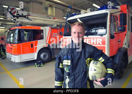 Ritratto di un vigile del fuoco nel centro di operazioni al veicolo antincendio Foto Stock