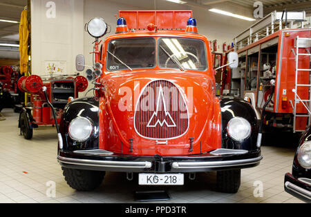 I veicoli storici della Muenchner Berufsfeuerwehr (Monaco di Baviera Servizio Antincendio) nel Feuerwehrmuseum (reparto antincendio museo) Waldkraiburg: nella foto è un Pionierwagen da Magirus Deutz a partire dall'anno 1957 (ingegnere pesante veicolo - con gru 1,5 tonnellate). Foto Stock