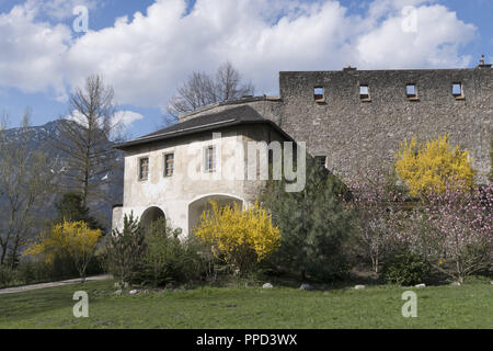 Il castello di Gruttenstein all'inizio della primavera, elevata al di sopra di Bad Reichenhall, sullo sfondo il Hochstaufen, Berchtesgadener Land, Alta Baviera. Foto Stock