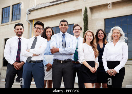 Razza mista imprenditore e colleghi all'aperto, ritratto Foto Stock