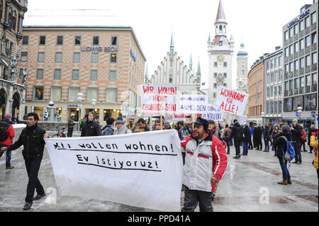 In corrispondenza di una marcia di protesta attraverso il centro di Monaco di Baviera (nella foto Marienplatz) attorno a 50, prevalentemente bulgaro, giorno operai domanda per avere il diritto di essere alloggiati in zone urbane ospizi per i senza tetto. Foto Stock