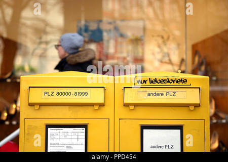 La fessura di una buca delle lettere nel centro di Monaco di Baviera porta il divertente iscrizione "solo lettere d'amore". Foto Stock