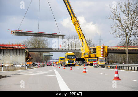 Durante la ricostruzione del ponte al di sopra della autostrada A8 Ulm - Monaco di Baviera in corrispondenza della giunzione di Langwied, heavy-duty gru solleva 10 parti del calcestruzzo. Per questo di essere effettuata, il traffico su autostrada deve essere arrestato brevemente per 10-15 minuti. Foto Stock