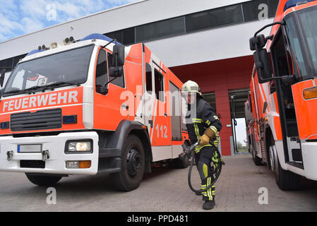 Ritratto di un vigile del fuoco nel centro di operazioni al veicolo antincendio Foto Stock