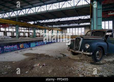 Grande sito di costruzione del nuovo 'Motorworld' protetto ex Bahn-Ausbesserungswerk (Reichsbahn riparazioni) a Freimann nei pressi di Monaco di Baviera. In primo piano un'auto d'epoca può essere visto. Foto Stock