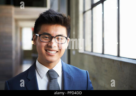 Giovane imprenditore asiatici sorridente alla fotocamera Foto Stock