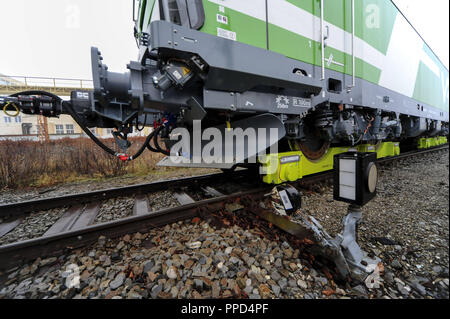 Un nuovo locomotore Breitspur viene trasferito dalla società Railadventure in Finlandia dalla fabbrica di Siemens in Munich-Allach. Foto Stock