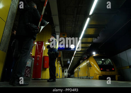 I tecnici della Deutsche Bahn riparare un difetto di linea aerea sulla linea principale a Rosenheimer Platz, che ha portato a notevoli perturbazioni nel S-Bahn traffico. Foto Stock