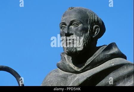 Giovanni della Croce (Juan de Yepes Alvarez) (Fontiveros, 1542-Ubeda, 1591). Mistico spagnolo, sacerdote cattolico romano san, Carmelitana e frate. Dettaglio del monumento eretto dallo scultore Rafael Pi Belda nel 1986. Caravaca de la Cruz, nella regione di Murcia, Spagna. Foto Stock