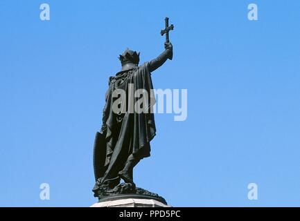 Pelagio delle Asturie (c. 685- 737). Nobile visigota che fondarono il Regno delle Asturie. Il primo re delle Asturie. Vincitore del Batle di Covadonga contro i musulmani. Monumento in memoria di Pelagio, 1891 di Jose Maria Lopez Rodriguez (1844-1913). Si trova presso la Piazza Marchese a Gijon, Asturias, Spagna. Foto Stock