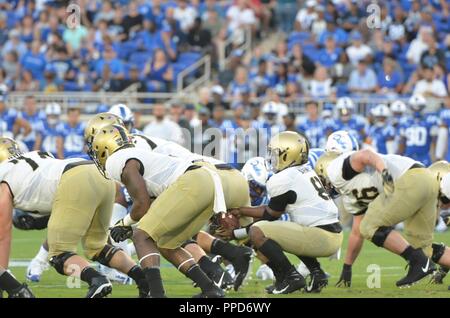 Membri del l'Accademia Militare degli Stati Uniti football team gioca Duke University per iniziare la stagione 2018 presso lo Stadio Wallace Wade in Durham, North Carolina, 31 agosto. I Cavalieri Neri sono diminuiti per i diavoli blu 34-14. Foto Stock