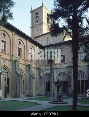 CLAUSTRO CON LA TORRE DE LA IGLESIA AL FONDO - SIGLO XVI. Posizione: MONASTERIO DE SANTA MARIA LA REAL DE NAJERA. NAJERA. Spagna. Foto Stock