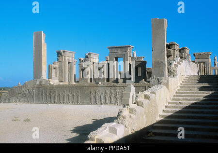 Il persiano art. Periodo achemenide. Palazzo Apadana. Rovine. Primo palazzo costruito sotto Dario I nella nuova capitale, Persepoli. Si erge su un plinto decorato con bassorilievi raffiguranti la guardia reale. Vi e V secolo A.C. Repubblica islamica di Iran. Foto Stock