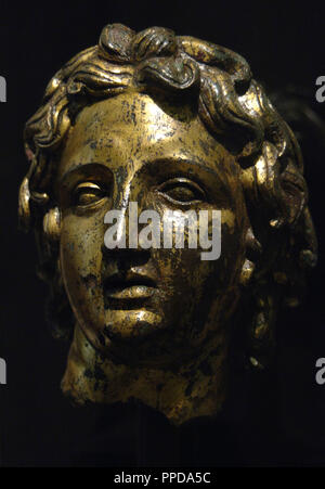 Alessandro III il grande (-356-323). Re di Macedonia (-336 a -323). Figlio di Filippo II e la principessa epirota Olympia. Busto in bronzo in foglia oro. 2° secolo. Essa proviene dal Museo Kircheriano. Palazzo Massimo. Museo Nazionale Romano. Roma. L'Italia. Foto Stock