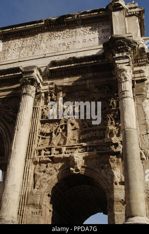 L'Italia. Roma. Arco di Settimio Severo. Arco trionfale costruito nel 203 d.c. per commemorare le vittorie Parthian di imperatori Settimio Severo e Caracalla e Geta. Dettaglio. Foto Stock