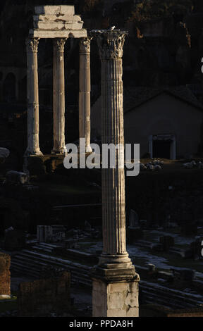 L'Italia. Roma. Foro Romano. Vista della colonna di Phocas (608), e le tre colonne di theTemple di Castore e Polluce, costruita nel 495 A.C. Repubblica Romana. Foto Stock