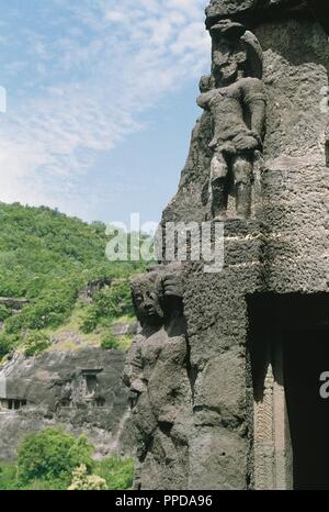 India. Maharashtra. Grotte di Ajanta. Rock-cut grotta dei monumenti che risalgono al II secolo A.C. al 600 CE. UNESCO - Sito Patrimonio dell'umanità. Vista esterna. Foto Stock