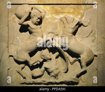 Fenicio. Lycian sarcofago. 5 BC. Realizzata in marmo di Paros. Dettaglio. Batlle dei centauri e Lapiths. Hero Caeneus. Necropoli reale di Sidone. Il Libano. Istanbul Museo Archeologico. La Turchia. Foto Stock