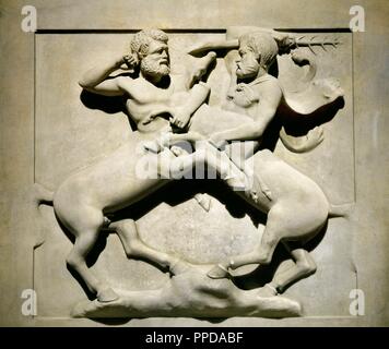 Fenicio. Lycian sarcofago. 5 BC. Realizzata in marmo di Paros. Dettaglio. Batlle dei centauri. Necropoli reale di Sidone. Il Libano. Istanbul Museo Archeologico. La Turchia. Foto Stock