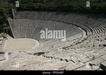 Arte greche. Il Teatro di Epidaurus da Polykleitos il giovane. Epidauro. Peloponneso. La Grecia. L'Europa. Foto Stock