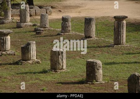 L'antichità classica. Olympia. Resti di antiche palestra, a nord-ovest di Altis. Grande edificio quadrangolare con corte centrale racchiuso da stoas dorico. Ii secolo A.C. Regione di Elis, Peloponneso e Grecia. Foto Stock