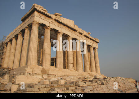 Arte greche. Il Partenone. È stato costruito tra 447-438 A.C. in stile dorico sotto la leadership di Pericle. Il palazzo è stato progettato dagli architetti Ictinos e Callicrates. Acropoli. Atene. Attica. Grecia centrale. L'Europa. Foto Stock