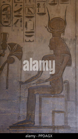 Arte Egizia Piccolo tempio o tempio di Hathor. Xix dinastia. Nuovo Impero. Rilievo raffigurante la dea Hathor. Abu Simbel. L'Egitto. Foto Stock